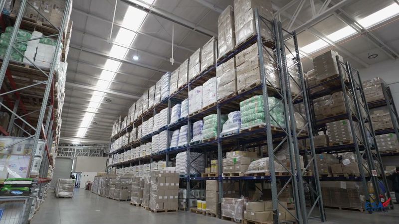 Racks de almacenamiento en el centro de distribución de ESA Group