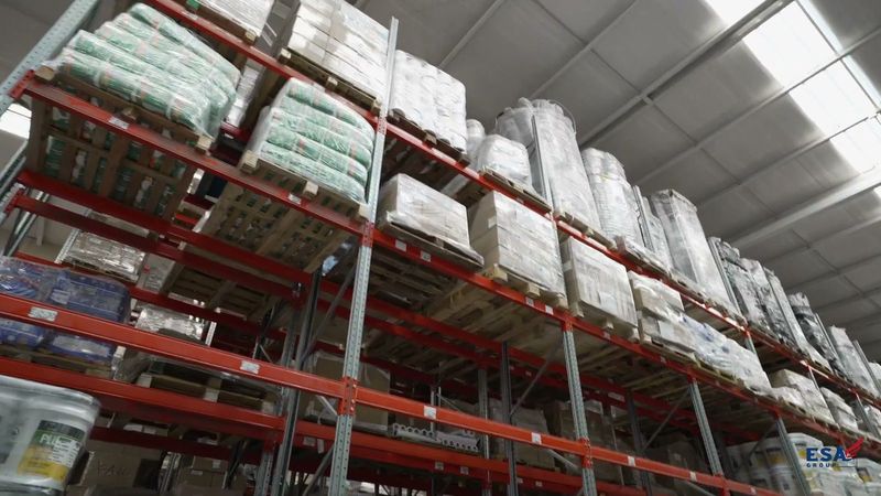 Racks de almacenamiento en altura en la bodega de ESA Group