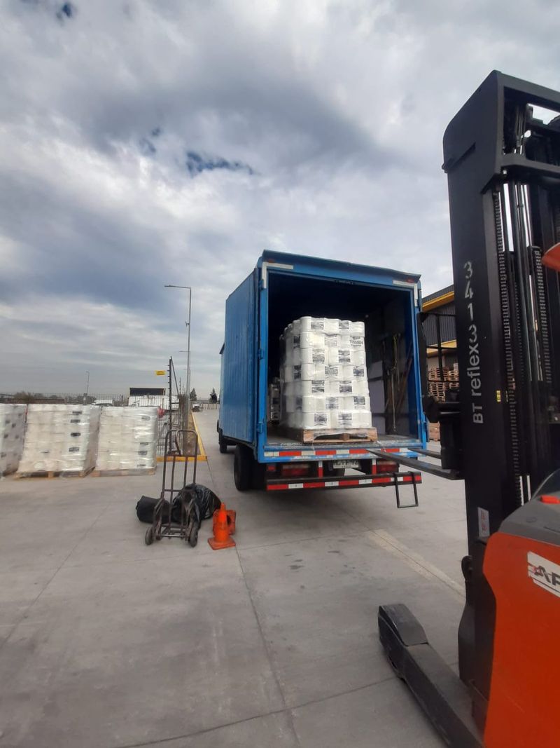 Carga de pallets a camión con grúa horquilla en el patio de ESA Group