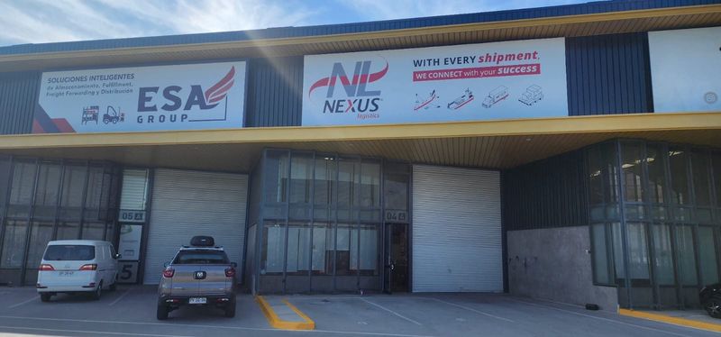 Fachada del centro de distribución de ESA Group en Renca, con la señalética de ESA Group y Nexus Logistics Global